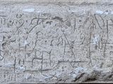 un gros plan d'une plaque en pierre sur laquelle figurent des inscriptions