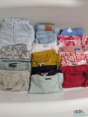 de nombreux types de vêtements différents sur une étagère dans la salle de bains