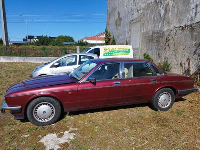 une voiture marron garée devant un mur en béton