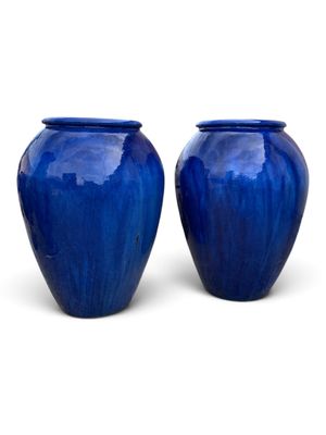 une paire de vases bleus sur fond blanc, avec un fond blanc