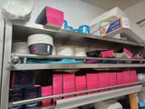 une étagère en métal sur laquelle sont posés des plats, dans une cuisine