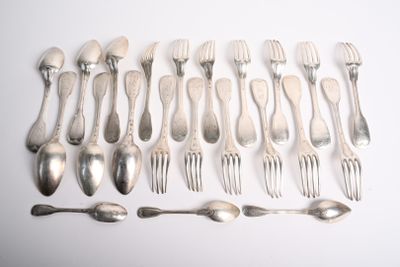 beaucoup de fourchettes et de cuillères sur la table