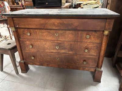 une commode en bois avec un plateau en marbre dans une chambre