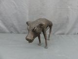 une statue représentant un chien debout sur une table