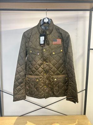 Veste matelassée Barbour verte exposée dans un magasin