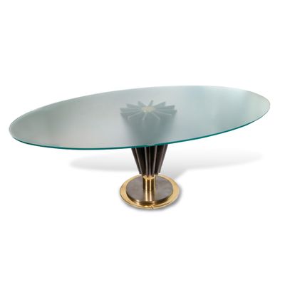 une table ovale en verre avec un piètement en laiton et un plateau en verre