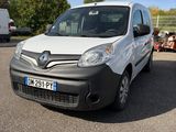 une camionnette blanche garée dans un parking