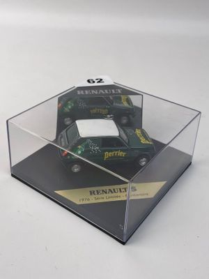 vitrine en acrylique transparent destinée à accueillir une maquette de voiture de course