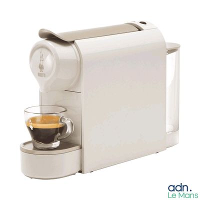 une image d'une machine à café avec une tasse de café