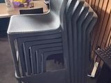 beaucoup de chaises disposées devant une télévision