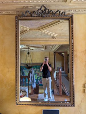 un homme se prenant en photo dans un miroir