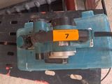 une machine bleue posée sur une table