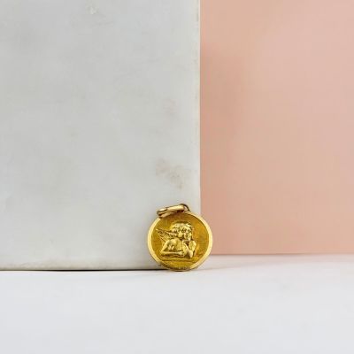 La pièce d'or repose sur un bloc de marbre.