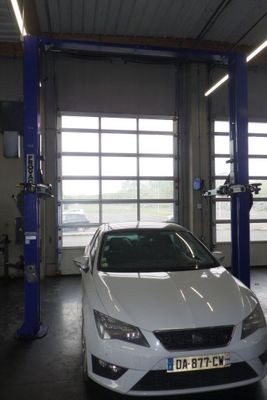une voiture blanche garée dans un garage