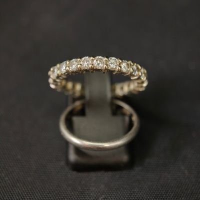 gros plan d'une bague en diamant sur une surface noire