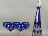 quatre verres à vin et une carafe sur la table