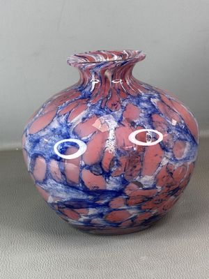 VASE boule en verre à décor intercalaire.