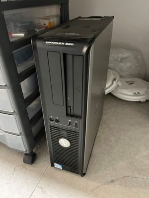 un ordinateur DELL avec deux écrans DELL, un petit copieur B…