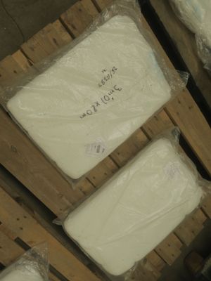 plusieurs cartons de fromage posés sur une palette dans un entrepôt