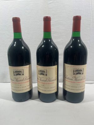 trois bouteilles de vin posées sur une table l'une à côté de l'autre