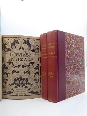 trois livres posés côte à côte sur une étagère