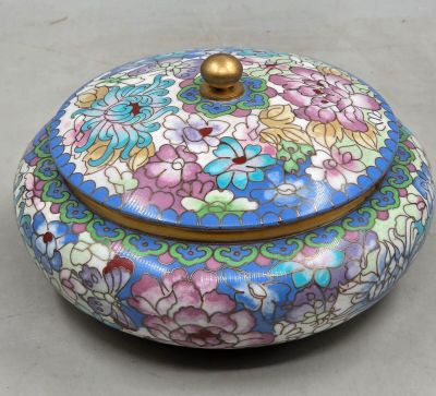 un gros plan sur une boîte bleue et rose décorée de fleurs
