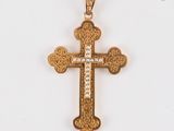 une image représentant une croix en or sertie de diamants sur fond blanc