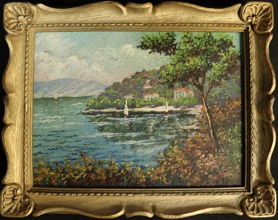 une peinture à l'huile représentant un voilier sur un lac, dans un cadre doré