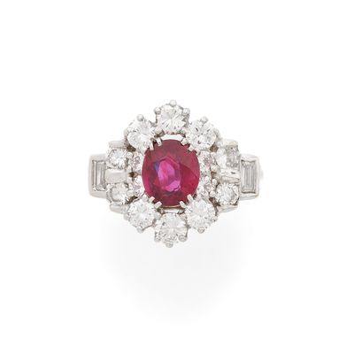 une bague à rubis et diamants