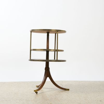 une image représentant une petite table surmontée d'une étagère