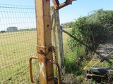 un poteau métallique rouillé muni d'un loquet rouillé