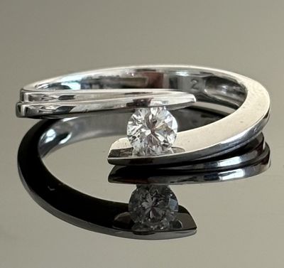 an image of a ring with a diamond on it