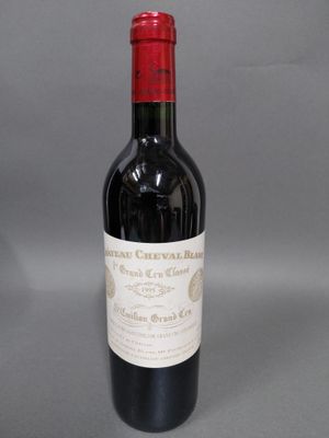 une bouteille de vin posée sur une table
