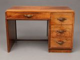 un bureau en bois avec quatre tiroirs et un tiroir en dessous