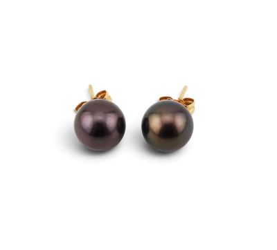 une paire de boucles d'oreilles en perles noires sur fond blanc