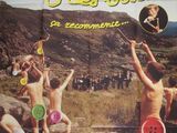 affiche de cinéma française représentant un groupe d'hommes nus jouant au frisbee dans un champ
