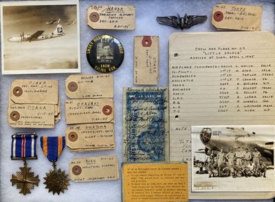 une photo d'une collection de souvenirs militaires exposés dans une vitrine