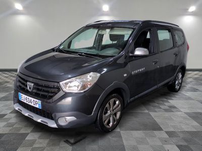 la voiture grise est garée dans le garage sur le sol en damier
