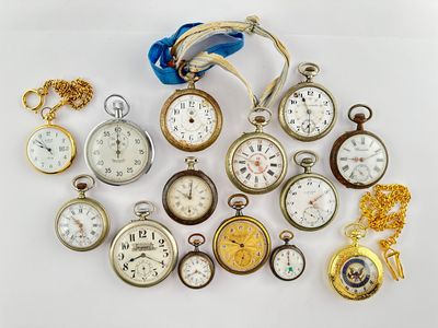 de nombreux types de montres de poche sur la table