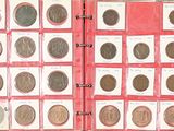 un livre rouge sur lequel sont posées plusieurs pièces de monnaie