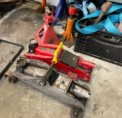 8 chandelles de divers modèles, petit cric rouleur métal rou… - Photo 1