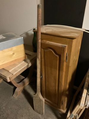 une armoire en bois et une boîte en métal dans une pièce