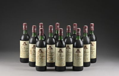 six bouteilles de vin sont alignées sur une table