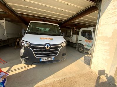 une camionnette blanche garée dans un garage