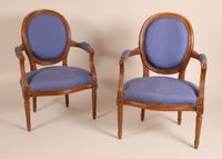 Paire de fauteuils en bois naturel mouluré et sculpté, à dos…