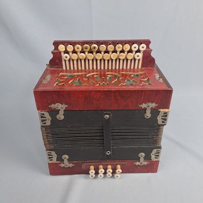 un accordéon rouge et noir posé sur une table