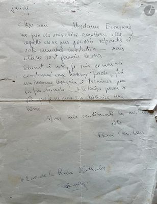 une feuille de papier avec une écriture dessus, posée sur une table