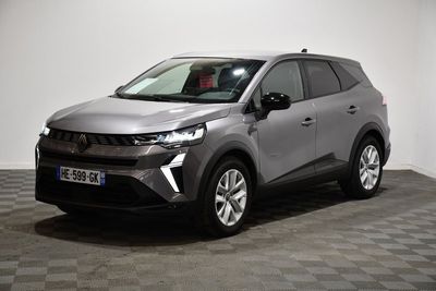 Le nouveau SUV Toyota C-HR est garé dans un showroom.