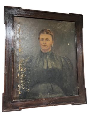 tableau représentant une femme en robe noire, dans un cadre en bois