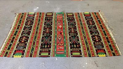 un vieux tapis est posé sur le sol d'une pièce